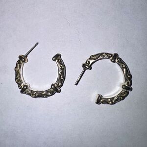 Silver Tone Round Textured Hoop Earrings Metal Post Closure No Stone Lobe